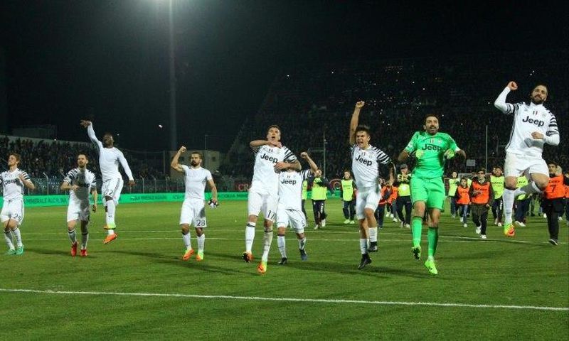 Juventus' players celebrate at the end of the Italian Serie A football match against FC Crotone on February 8, 2017 at the Ezio Scida Stadium