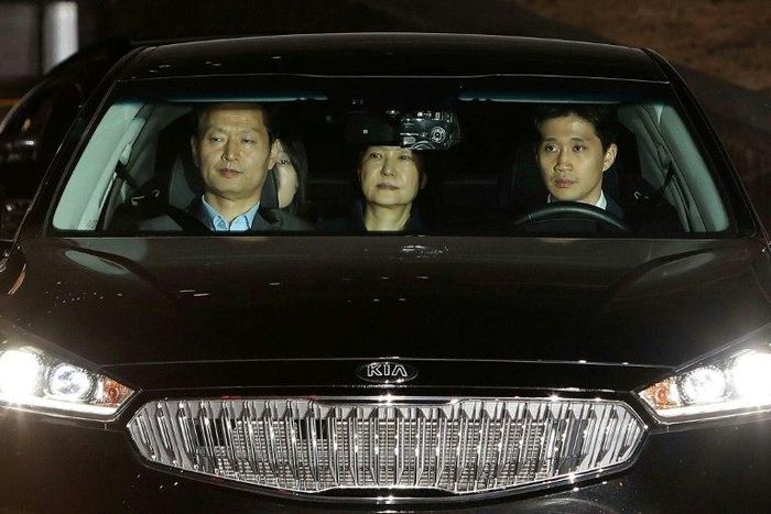 Ousted South Korean President Park Geun-hye (C), is transferred to a detention centre in Seoul