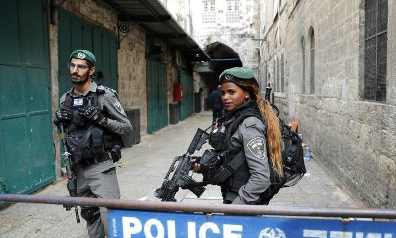 Israeli security forces stand guard in Jerusalem's Old City following a stabbing attack on April 1, 2017