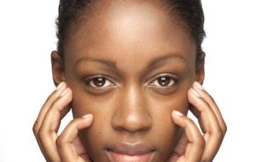 Puffy eyes appears like you look sleepy/tired which shows off an overall dull appearance and usually ruin any desired makeup looks.