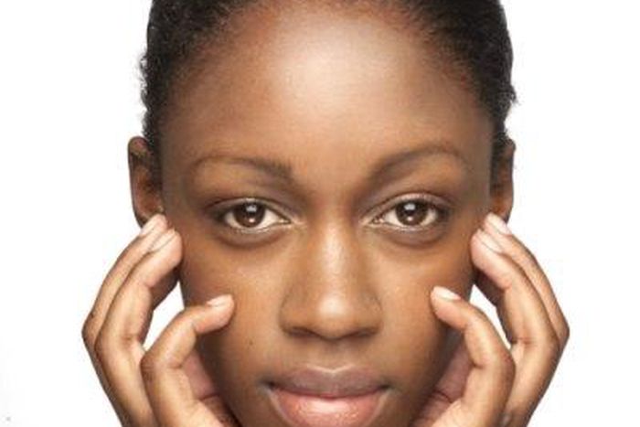 Puffy eyes appears like you look sleepy/tired which shows off an overall dull appearance and usually ruin any desired makeup looks.