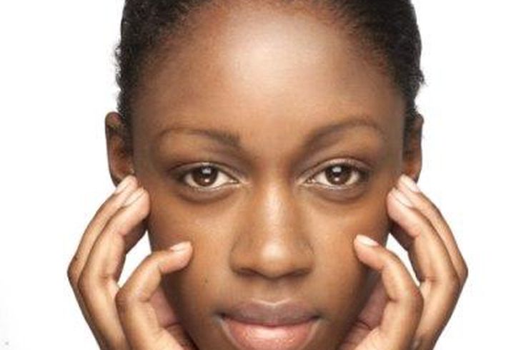 Puffy eyes appears like you look sleepy/tired which shows off an overall dull appearance and usually ruin any desired makeup looks.