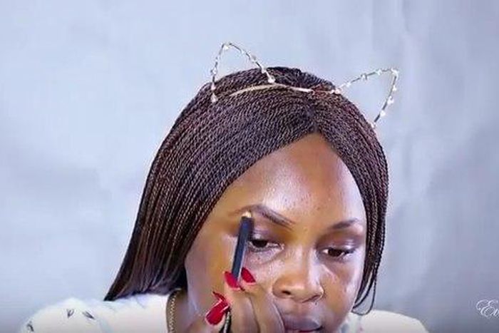 Evi Westwick start out defining the brows with pencil