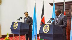 File image of President Uhuru Kenyatta (R) with his Somalia counterpart Mohamed Farmaajo (L) during a joint press conference in State House Nairobi