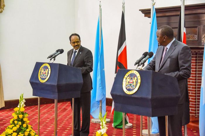 File image of President Uhuru Kenyatta (R) with his Somalia counterpart Mohamed Farmaajo (L) during a joint press conference in State House Nairobi
