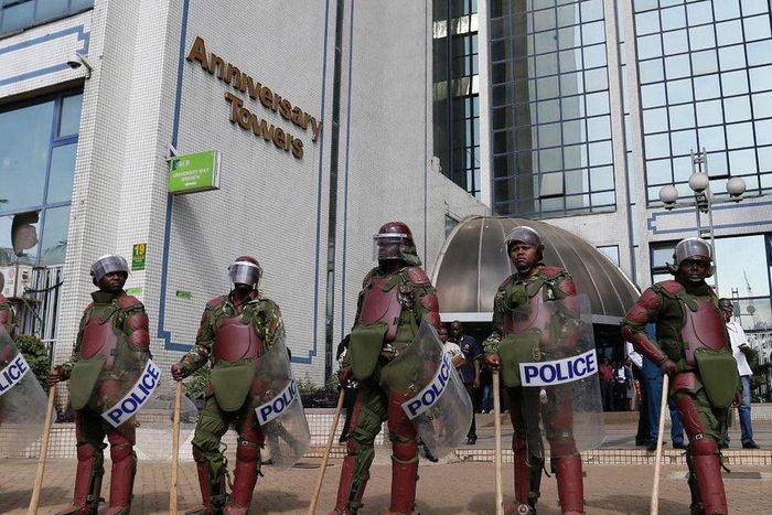 Anti-riot Administration Police guard the IEBC offices at Anniversary Towers on June 6, 2016. Officials from smaller political parties on Tuesday stormed the offices.