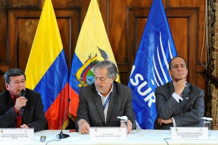 Colombia's ELN guerrilla member Pablo Beltran (L) speaks next to Ecuadorean government representative Juan Meriguet (C) and Colombia'a government representative Juan Camilo Restrepo, during a press conference in Quito on February 16, 2017