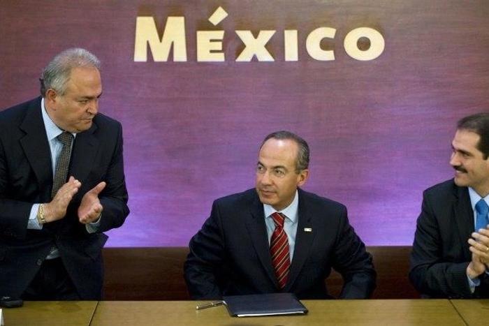 Former Governor of the Mexican state Sonora, Guillermo Padres (R), seen in April 2010, is accused of giving tax exemptions to companies owned by his relatives
