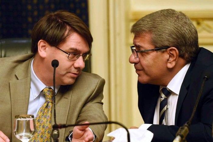 The International Monetary Fund head of delegation for Egypt, Chris Jarvis (L) and Egypt?s Minister of Finance Amr al-Garhy attend a joint press conference in Cairo on August 11, 2016