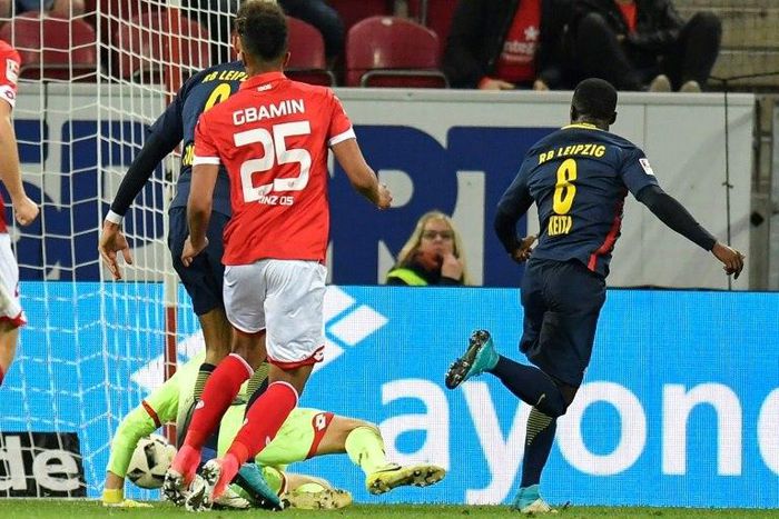 Leipzig's midfielder Naby Deco Keita (R) scores during the German first division Bundesliga football match FSV Mainz 05 v RB Leipzig in Mainz, southern Germany, on April 5, 2017