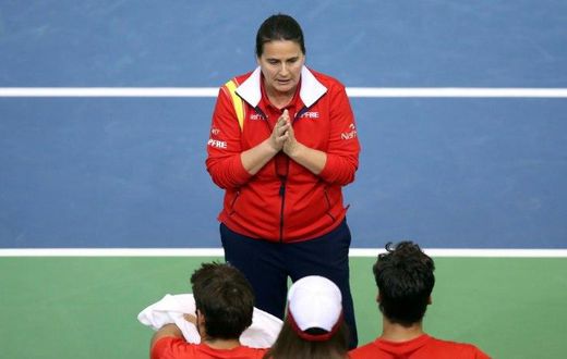 Spain's coach Conchita Martinez (C) talks to Spain's Feliciano Lopez (R) and Marc Lopez (L) during the first round Davis Cup match in Osijek, Croatia, on February 4, 2017