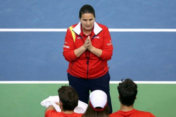 Spain's coach Conchita Martinez (C) talks to Spain's Feliciano Lopez (R) and Marc Lopez (L) during the first round Davis Cup match in Osijek, Croatia, on February 4, 2017