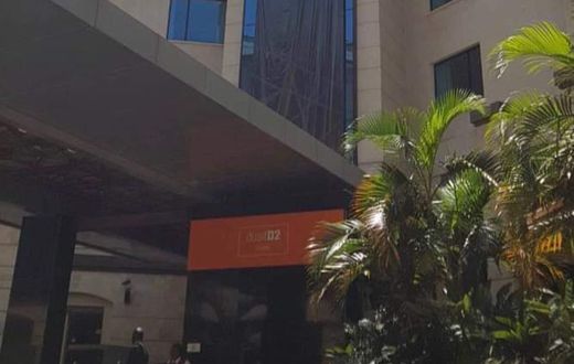 Banner draped over Dusit D2 Hotel after the facility was closed following a terror attack (Twitter)
