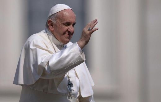 Pope Francis greets the crowd during a weekly general audience at St Peter's square on April 5, 2017 in Vatican
