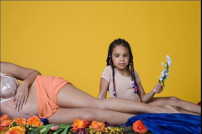 Beyonce's first born Blue Ivy poses with mommy and her soon coming siblings.
