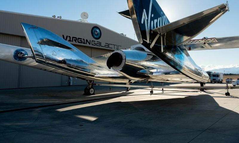 Le vaisseau SpaceShipTwo sous son avion porteur WhiteKnightTwo, à l'aéroport et spatioport de Mojave (Californie) le 22 février 2019