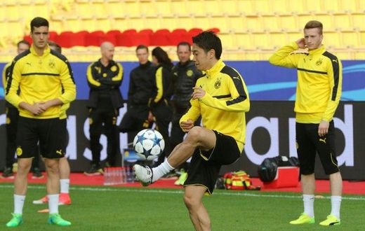Dortmund's Shinji Kagawa (C) takes part in a training session on the eve of the UEFA Champions League football match Monaco vs Dortmund on April 18, 2017 at the "Louis II Stadium" in Monaco