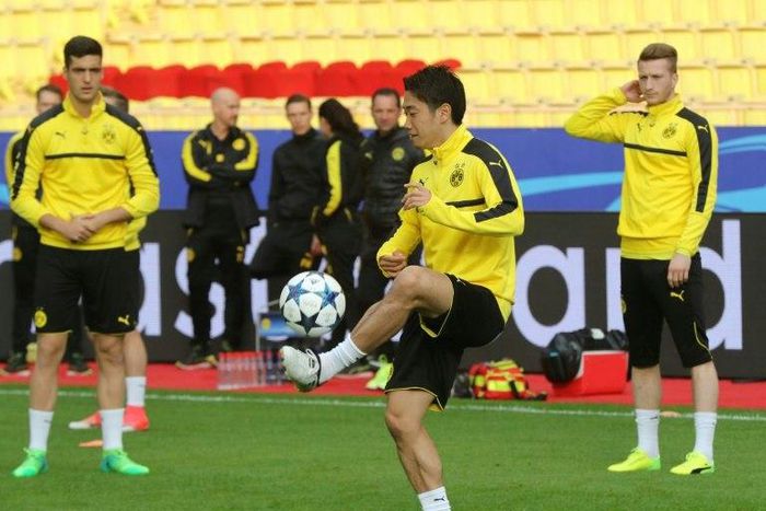 Dortmund's Shinji Kagawa (C) takes part in a training session on the eve of the UEFA Champions League football match Monaco vs Dortmund on April 18, 2017 at the "Louis II Stadium" in Monaco