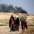 Iraqis fleeing fighting between government forces and the Islamic State group in Mosul's Old City make their way on foot to the Hammam al-Alil camp on March 29, 2017