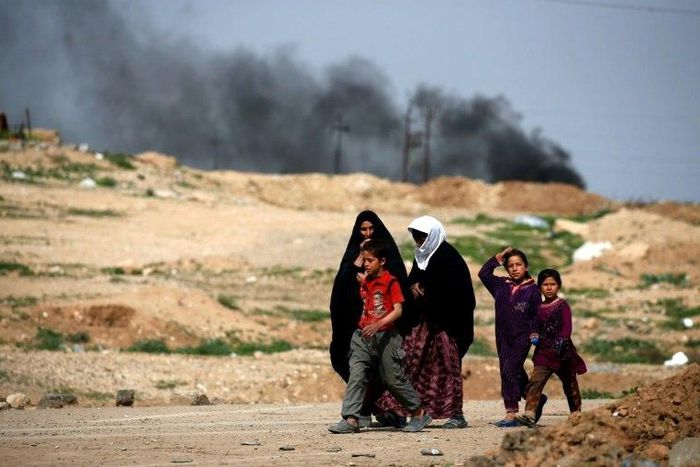 Iraqis fleeing fighting between government forces and the Islamic State group in Mosul's Old City make their way on foot to the Hammam al-Alil camp on March 29, 2017
