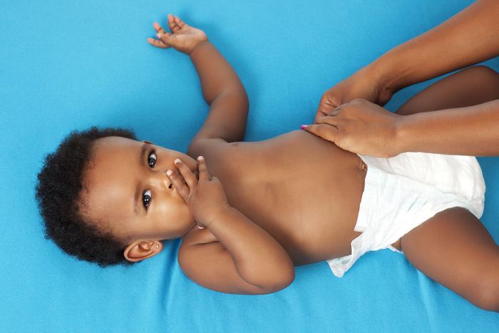 Changing a baby's diaper (Verwellfamily)