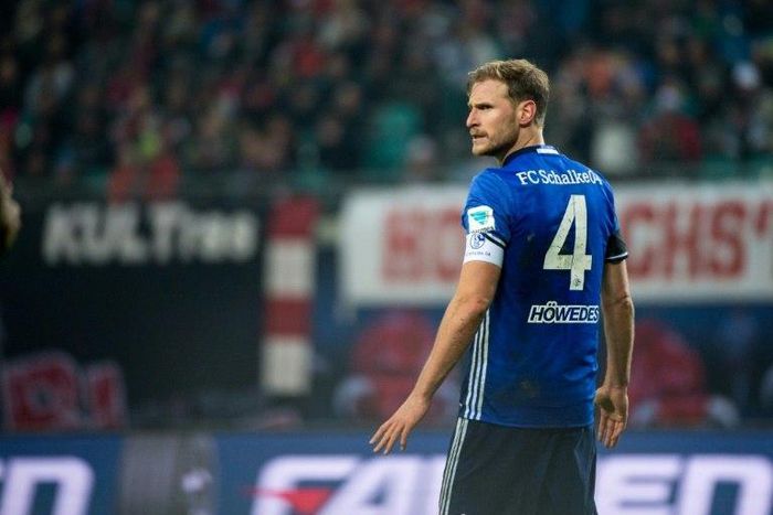 Schalke's defender Benedikt Hoewedes has delayed an operation to see out the rest of the season with the Royal Blues