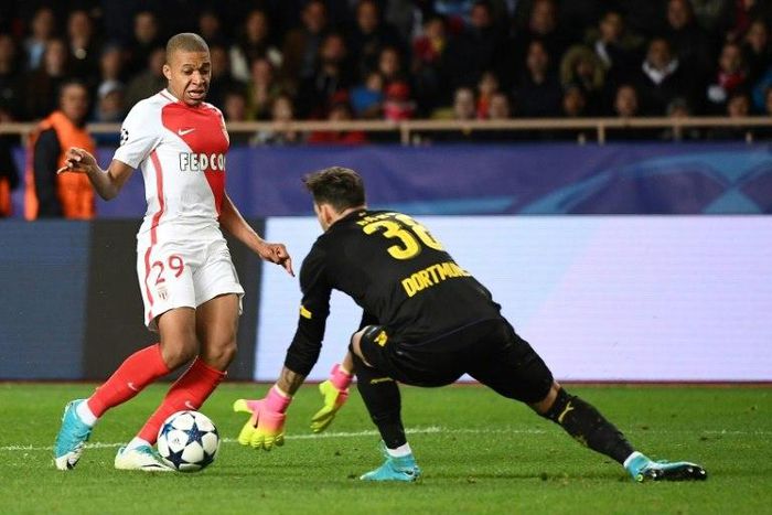 Dortmund's Swiss goalkeeper Roman Burki (R) tries to grab ball from Monaco's French forward Kylian Mbappe during the Champions League quarter-final second leg at the Louis II stadium in Monaco on April 19, 2017
