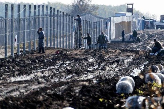 Prisoners build a new, second fence at the Hungarian-Serbian border near Gara village on October 27, 2016