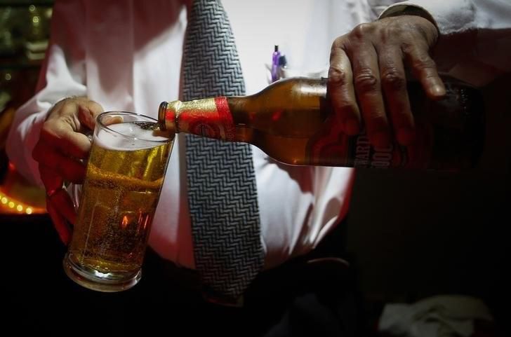 A bartender pours Haywards 5000 strong beer, a product of SABMiller in a file photo.  REUTERS/Danish Siddiqui