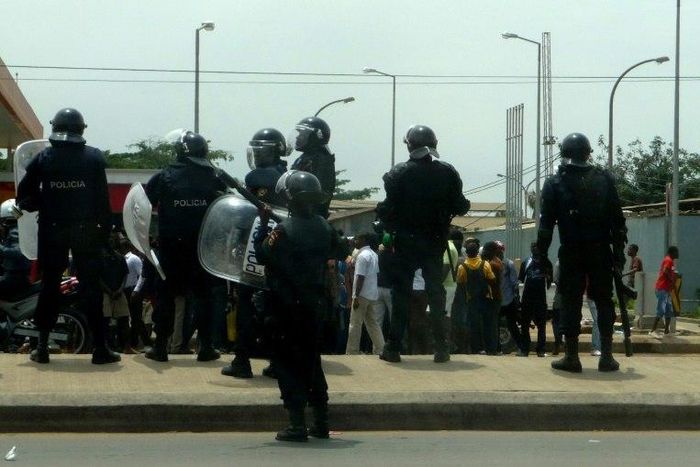 A probe into a stampede that killed at least 17 fans at a football match has blamed security measures and crowd control