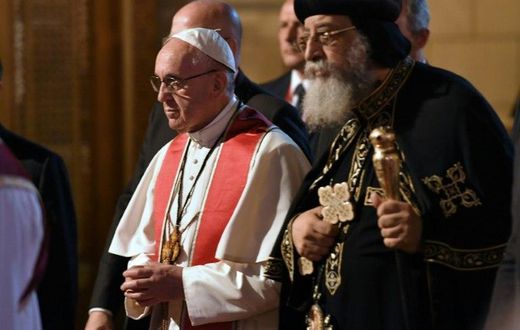 Pope Francis (L) walks alongside Coptic Pope Tawadros II (R) during a visit to Cairo on April 28, 2017