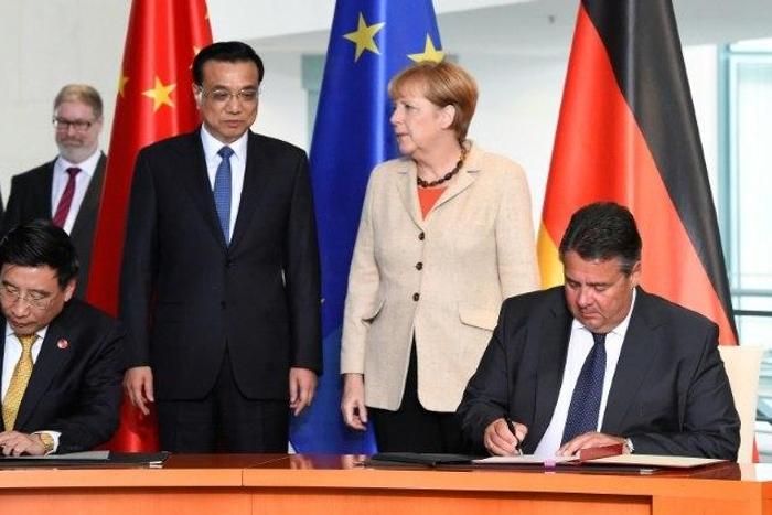 Tensions over trade are mounting between Berlin and Beijing in advance of a visit, during which Sigmar Gabriel (R) is due to meet with Premier Li Keqiang
