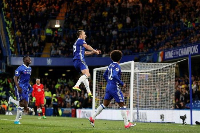 Chelsea's defender John Terry (C) celebrates scoring on May 15, 2017