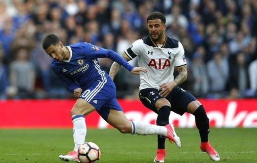 Chelsea's Eden Hazard (L) fights for the ball with Tottenham Hotspur's Kyle Walker during their FA Cup semi-final match, at Wembley stadium in London, on April 22, 2017