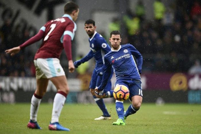 Chelsea's Eden Hazard (R) passes the ball during their English Premier League match against Burnley, at Turf Moor in Burnley, on February 12, 2017