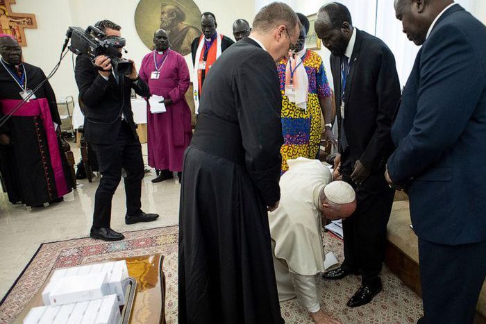 Pope Francis kneels to kiss the feet of South Sudan's President Salva Kiir