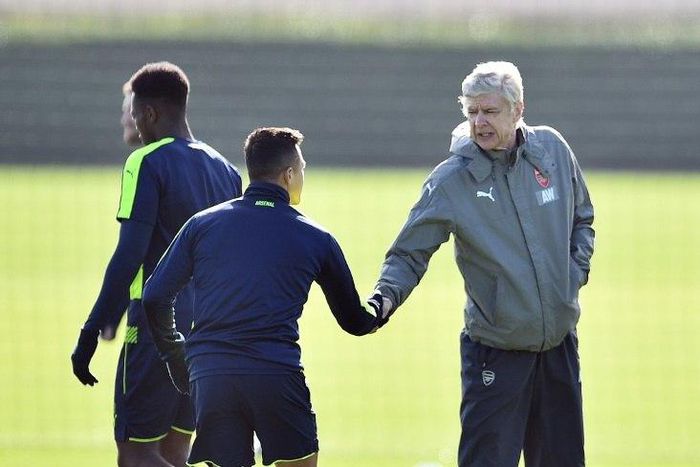 Arsenal manager Arsene Wenger (right) shakes hands with Chilean striker Alexis Sanchez during a training session in London Colney, on March 6, 2017