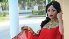 Esma Platnumz isn't a shy lady, but she likes her dresses long and sexy.