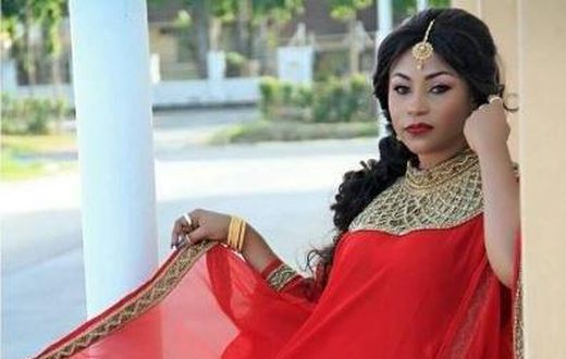 Esma Platnumz isn't a shy lady, but she likes her dresses long and sexy.