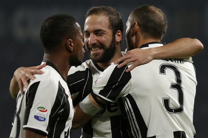 Juventus' defender Giorgio Chiellini (R) celebrates with his team-mates after scoring against Sampdoria on October 26, 2016 in Turin