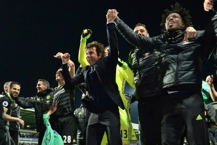 Chelsea's Italian head coach Antonio Conte (C) celebrates winning the Premier League title after their match against West Bromwich Albion at The Hawthorns stadium in West Bromwich on May 12, 2017