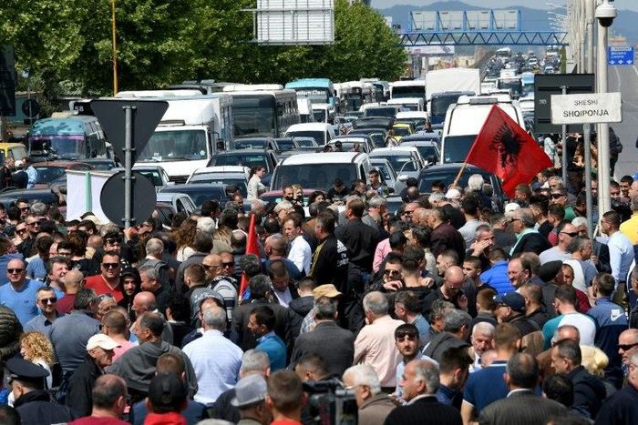 Supporters of the Albanian opposition block roads to demand the prime minister's resignation