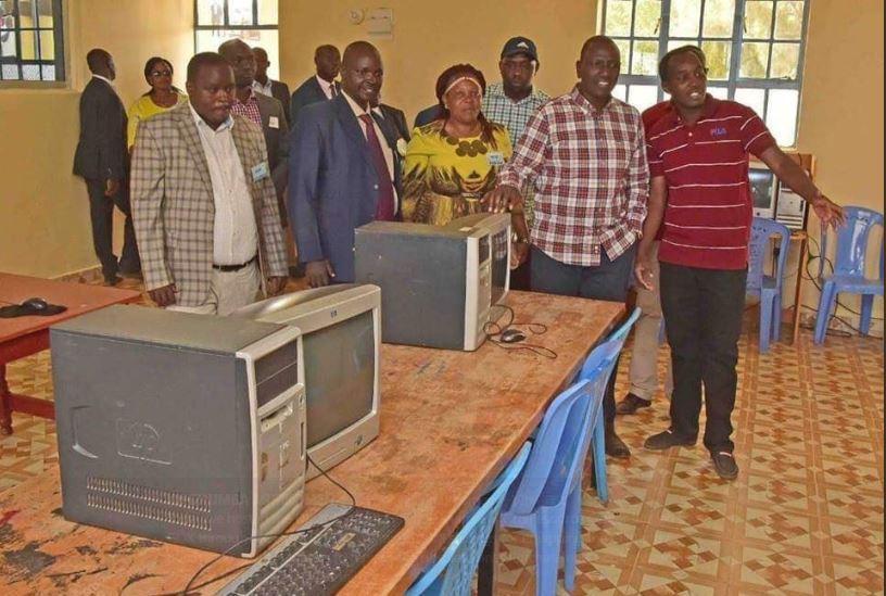 Deputy President William Ruto has come under heavy criticism after photos of him launching an ICT Resource centre with obsolete computers surfaced