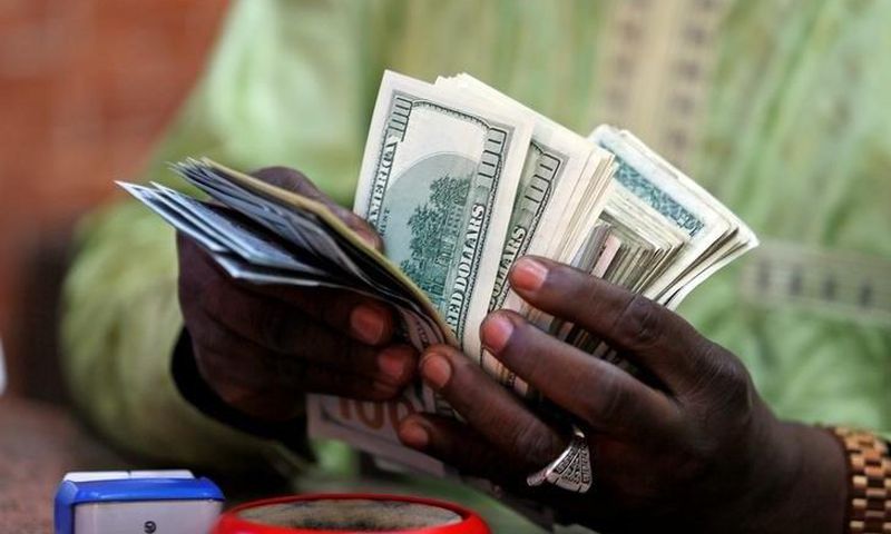 A bureau de change operator counts U.S. currency notes in Abuja, March 12, 2015.  REUTERS/Afolabi Sotunde/File Photo