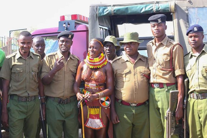 Photos of Akothee in Turkana helping drought victims