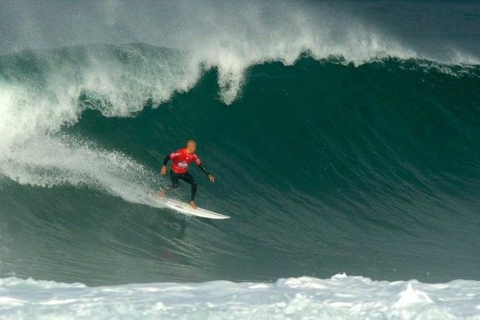 American professional surfer Kelly Slater competes in the men's qualifying series at the Quiksilver & Roxy Pro France 2016 surf competition on October 4, 2016 in Hossegor