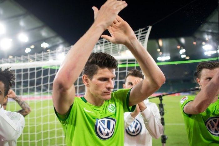 Wolfsburg's forward Mario Gomez celebrates after the Bundesliga Relegation first-leg football match against Eintracht Braunschweig May 25, 2017