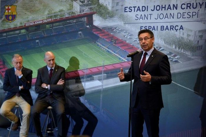 Barcelona's president Josep Maria Bartomeu(R), will remain in his post despite trial concerning Neymar transfer
