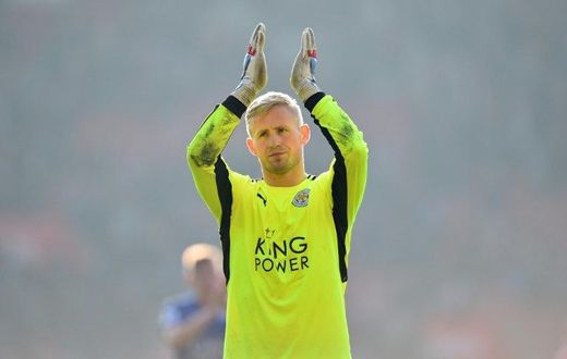 Leicester City's Danish goalkeeper Kasper Schmeichel applauds supporters after the English Premier League football match between Southampton and Leicester City at St Mary's Stadium in Southampton, southern England on January 22, 2017