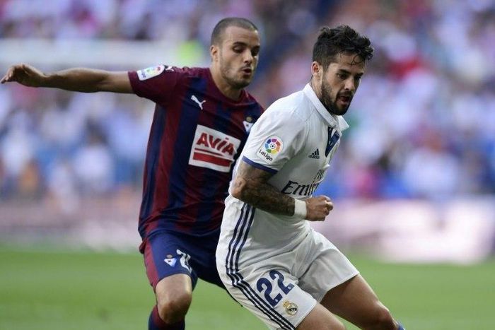 Real Madrid's Isco (R) fights for the ball with Eibar's midfielder Pedro Leon during their Spanish La Liga match in Madrid, in October 2016